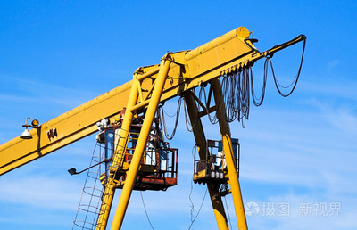 在建筑工地起重機